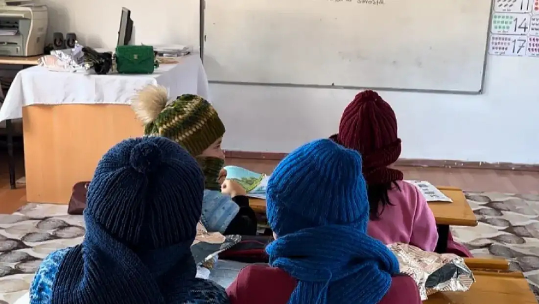 Köy Okullarındaki Minik Yüreklere Dokundular