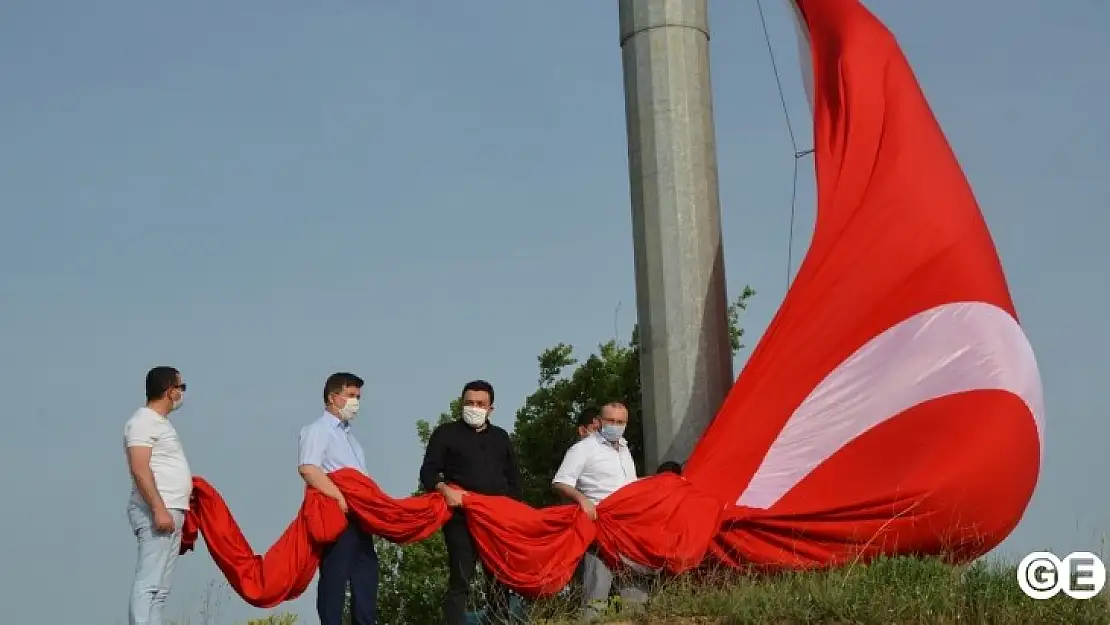 19  Mayısta Emet Bayrak Tepeye 101 M2'lik Dev Türk Bayrağı