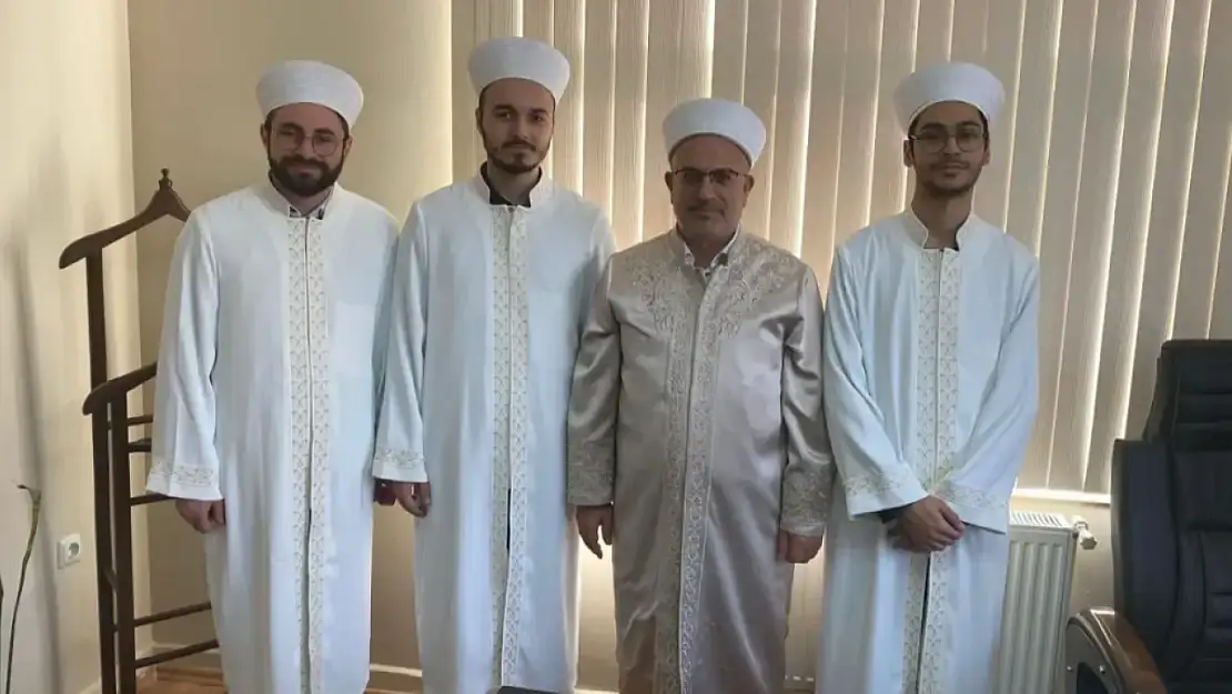 3 Yeni İmam Cübbelerini Giydi