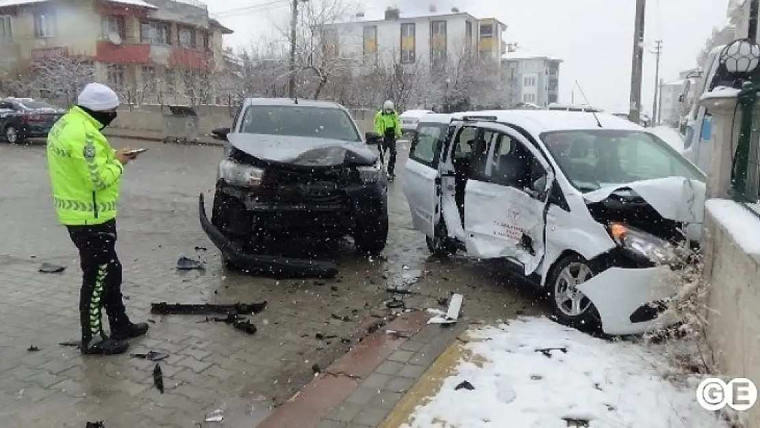 4 Sağlıkçımız Aşıya Giderken Kazada Yaralandı