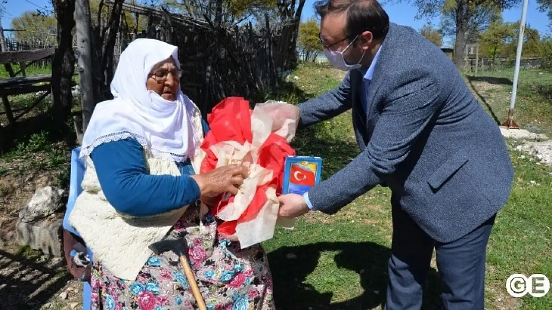 86 Yaşındaki Vatandaşa Anneler Günü Ziyaretinde Bayrak Hediyesi