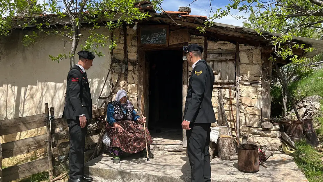 Anneler Gününde Şehit Annelerine Ziyaret