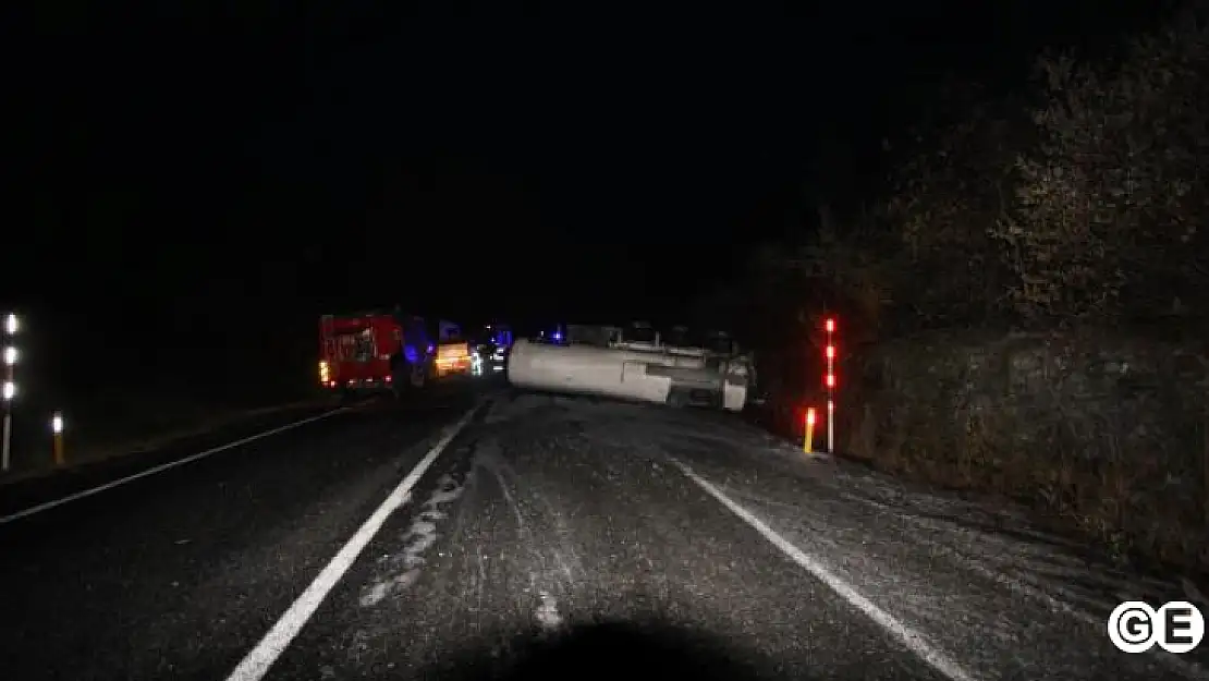 Asit Tankeri yandı,Yol Trafiğe Kapandı