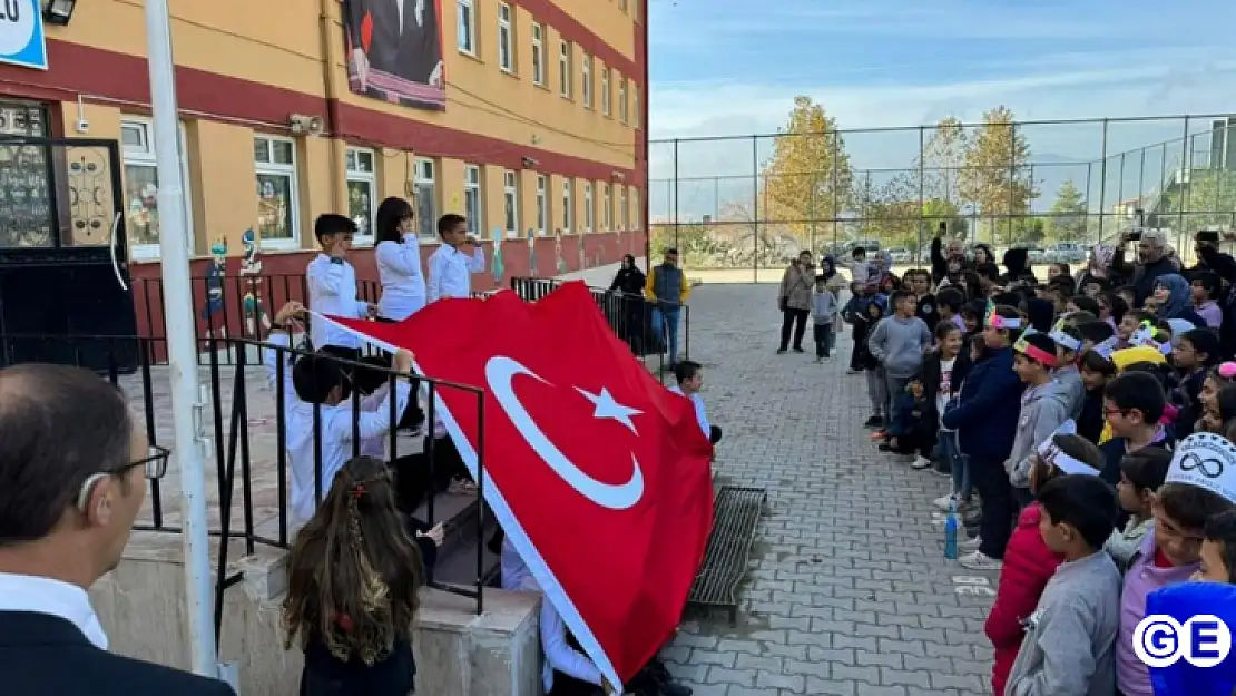 Atatürk'ün sevdiği şarkılar işaret diliyle sunuldu İşte Emet'teki farklı anma programı