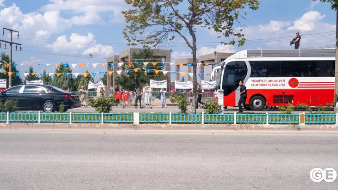 Cumhurbaşkanını  İstiklal Madalyası ve Emet'e Gazilik Ünvanı Pankartları Karşıladı