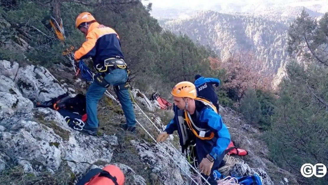 Dağcılara Şoförlük Yaptı,Kendi Kayalar Arasına Sıkıştı