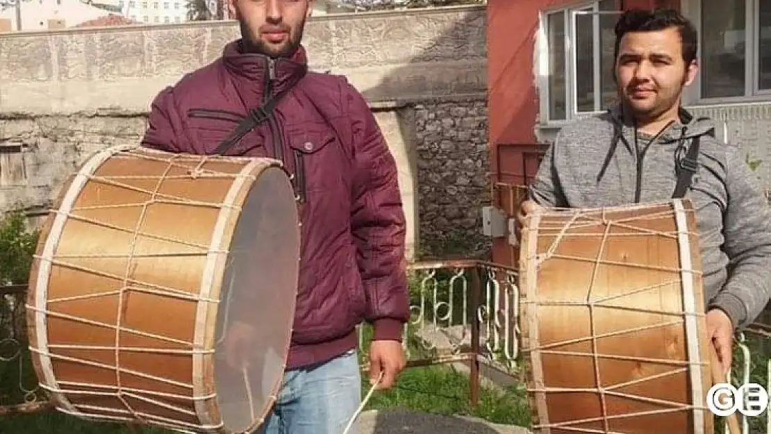 Davulculara Mahallede Bahşis Kutusu
