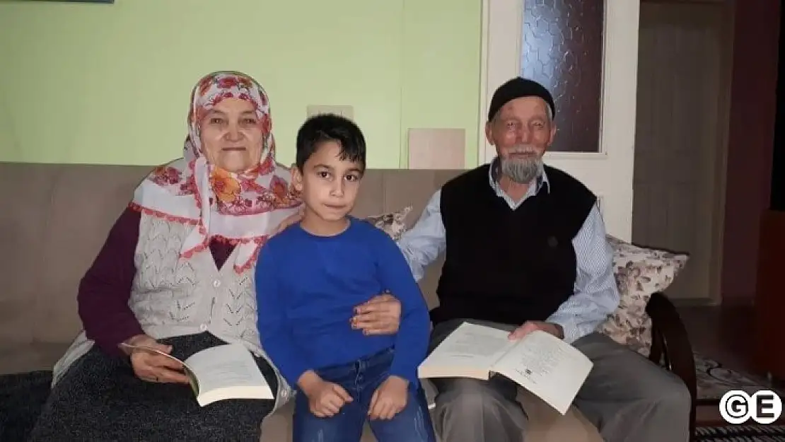 Dede-Babaanne-Torun Birlikte Kitap Okuyor
