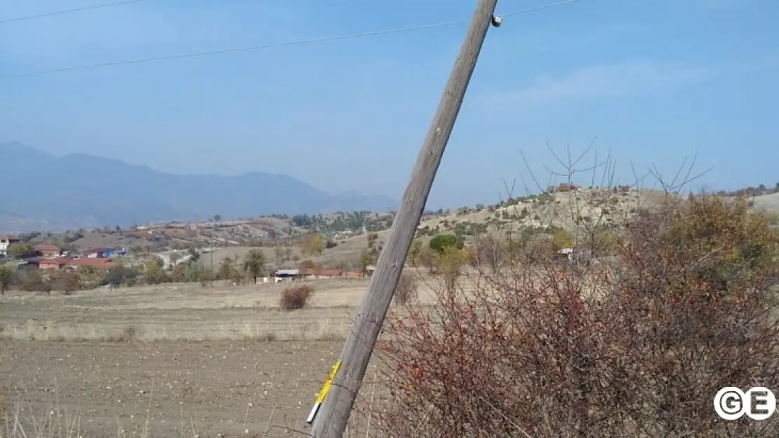 Dere Mahallesi Kenar Semtlerindeki Elektirik Direkleri Tehlike Saçıyor