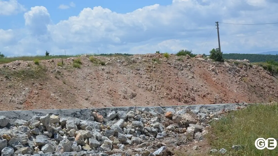 Emet Çevre Yolu Tarlaları İle Çiftçi Arasına Duvar Ördü!