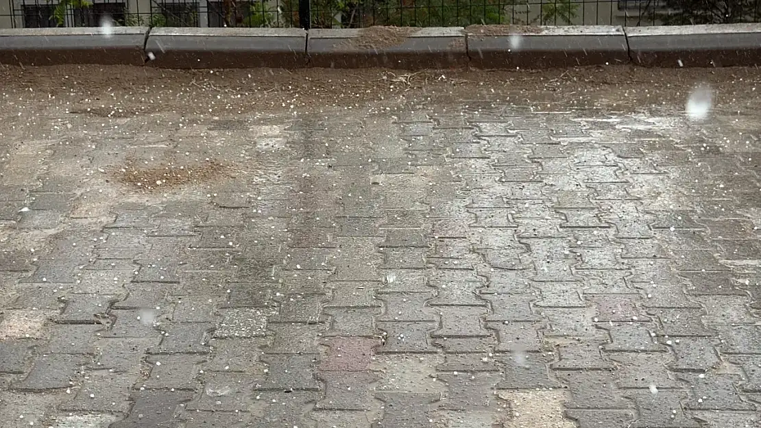 Emet İlçesi'ne Dolu Yağdı