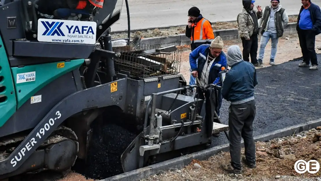 Emet ilçesinde asfalt atım çalışmaları başladı