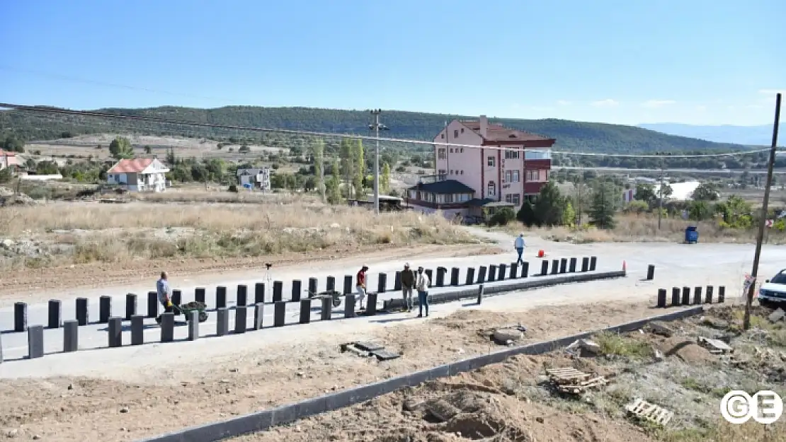 Emet'in Okullar Caddesi asfalt yola kavuşuyor