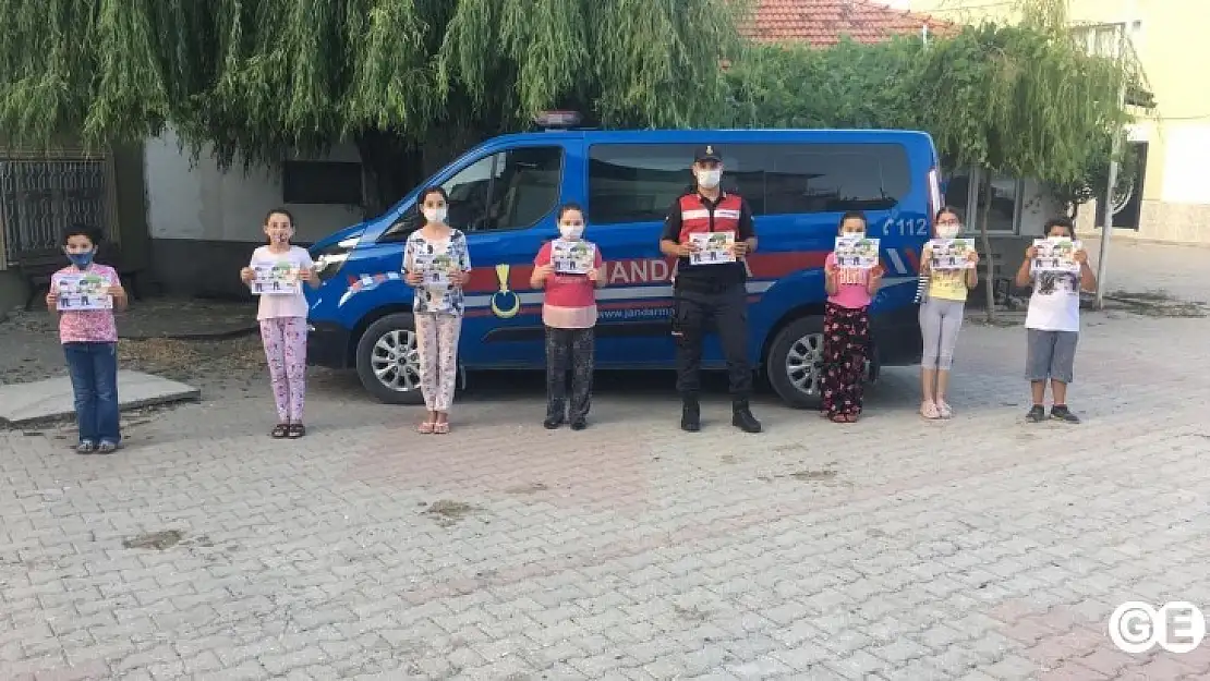 Emet Jandarmadan Çocuklara Jandarma Dergisi Dağıtımı