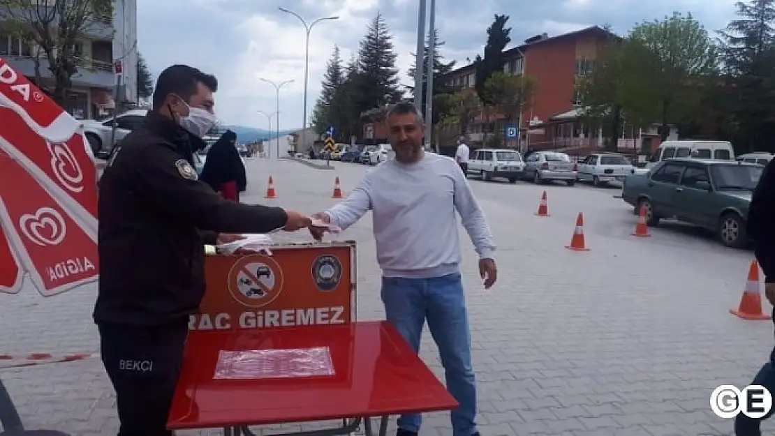 Emet Pazarında Belediye Tarafından 2 Bin Maske Dağıtıldı