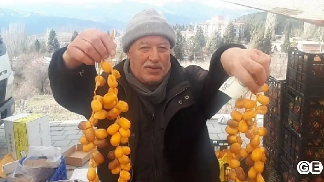 Emet Pazarında Dalınd Hurma İlgi Görüyor