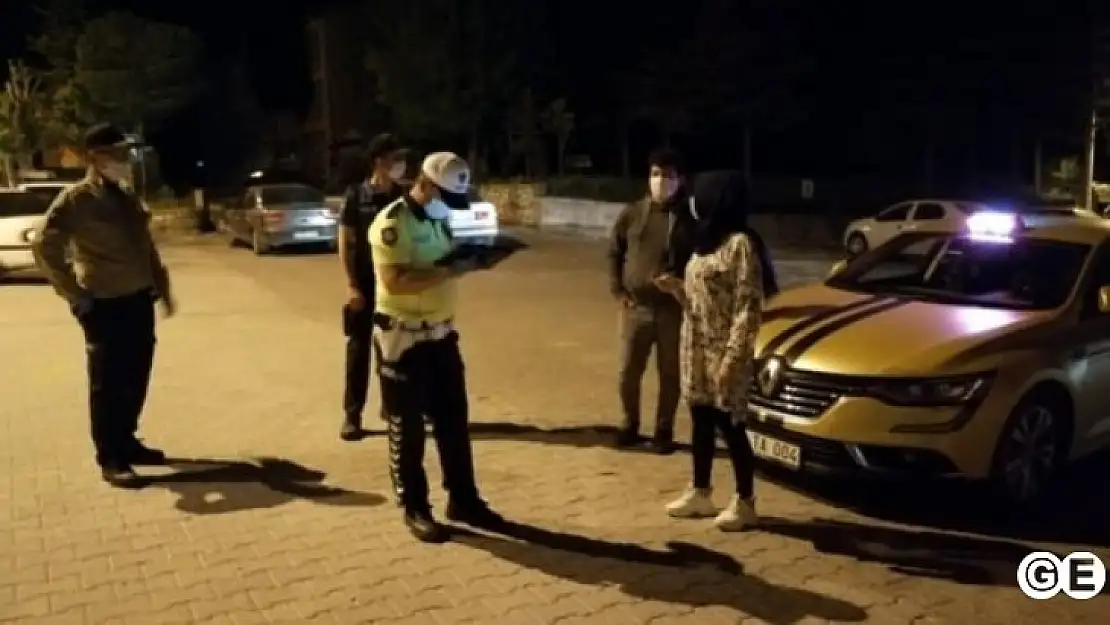 Emet polisi gecede maske kontrolü yapıyor