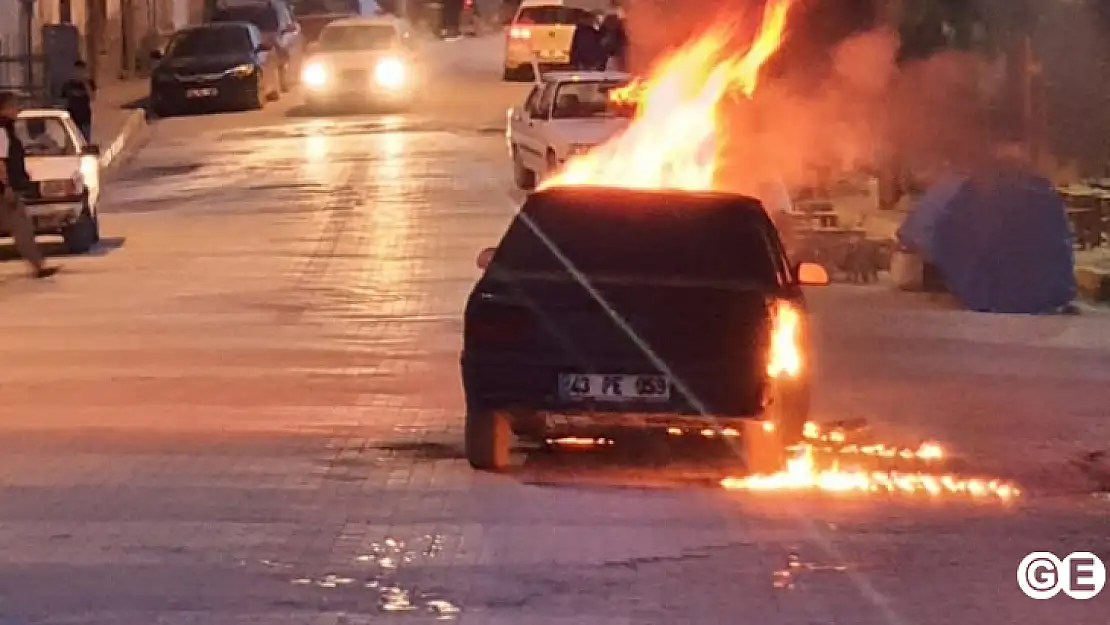 Emet' te alev alev yanan araç panik yarattı