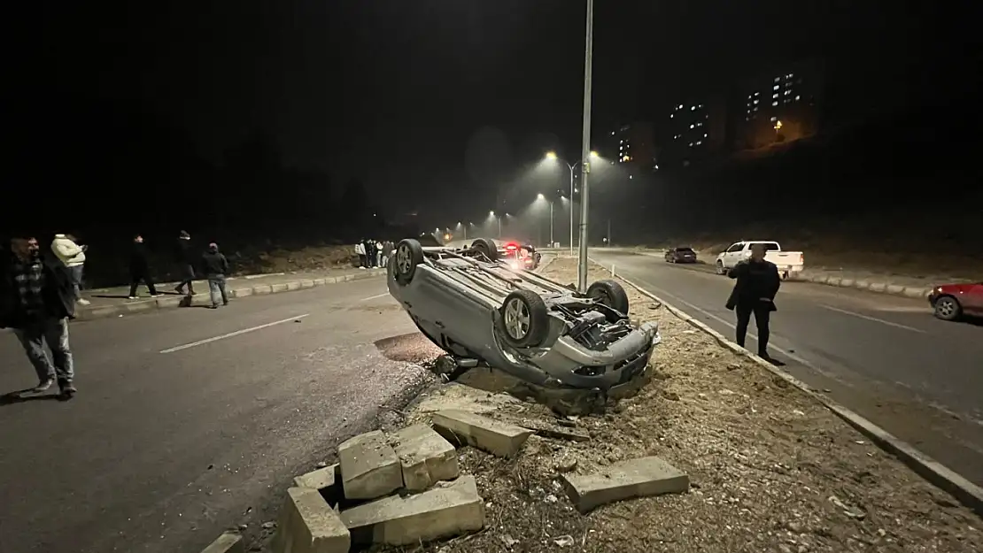 Emet'te araç refüje çarpıp ters döndü