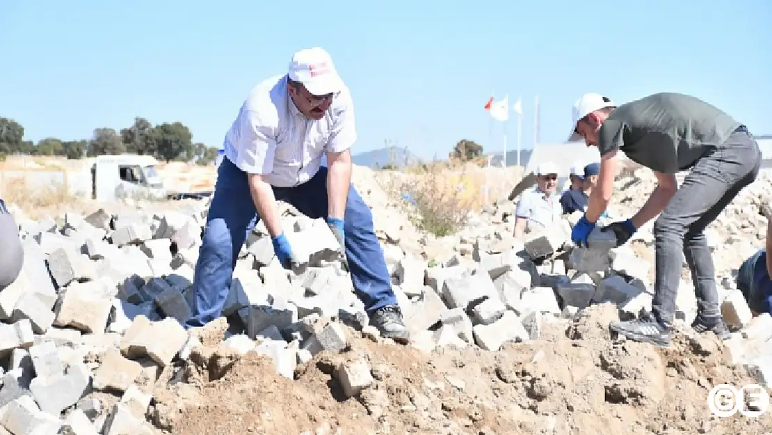 Emet'te Belediye Başkanı Hüseyin Doğan da işçilere yardım ettİ