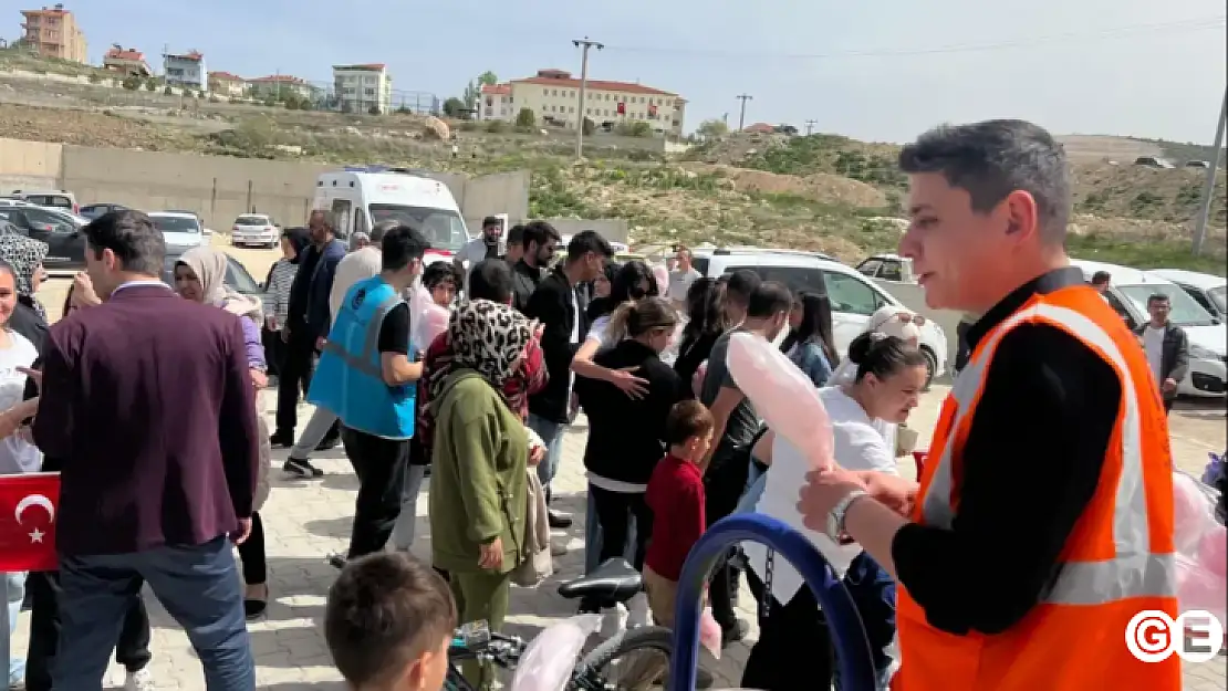 Gençlerden çocuklara bayram hediyesi