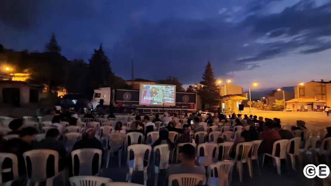 Gezen Sinema Tırı İle Emet'te 'Neşeli Günler'