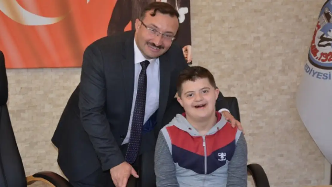 BAŞKANI TEBRİK EDERKEN,İSTİKLAL MARŞI OKUTTU