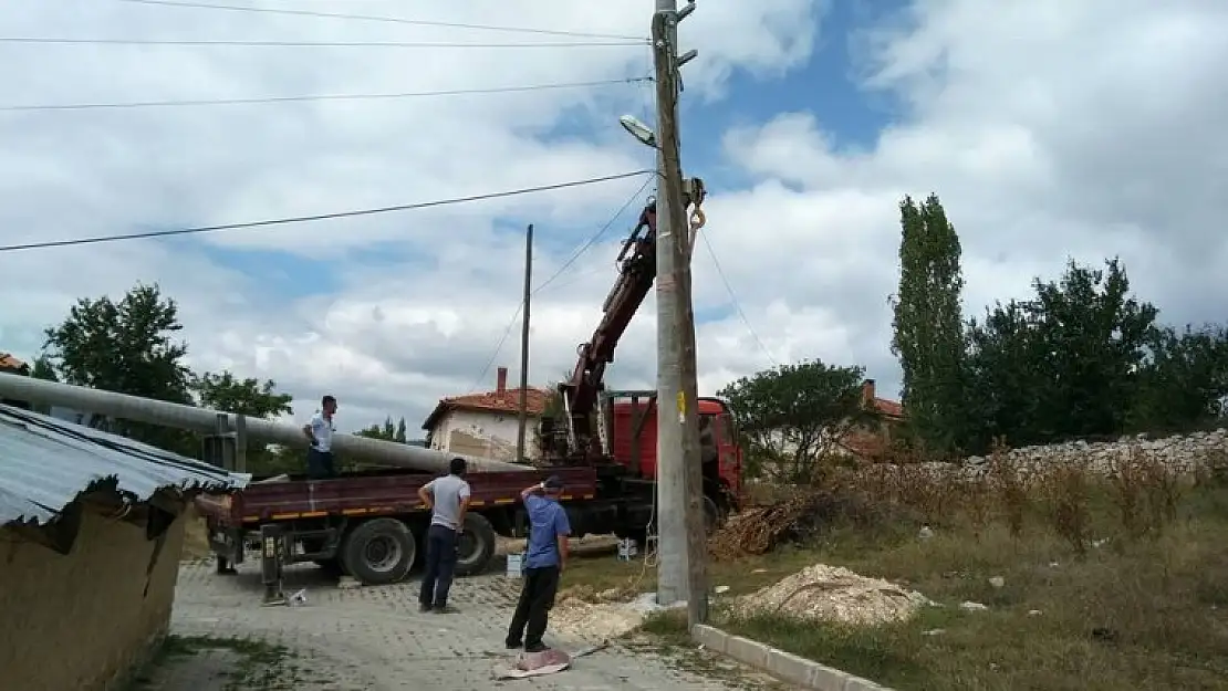 YENİCEKÖYDE ELEKTRİK HATLAR YENİLENİYOR