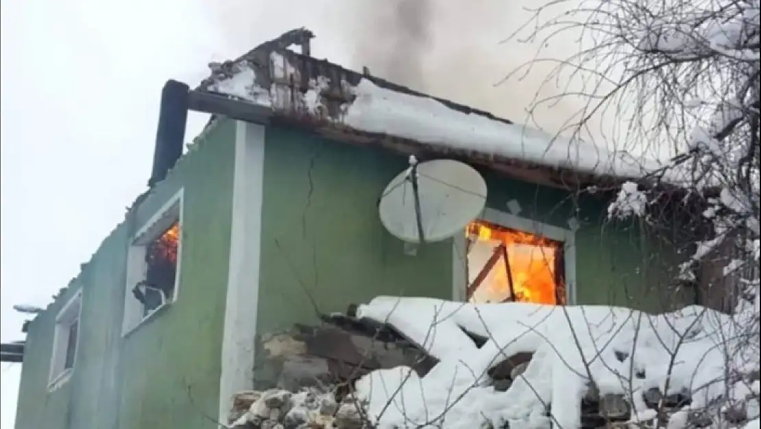 UZUNÇAMDA YANGIN BİR EVİ KÜL ETTİ