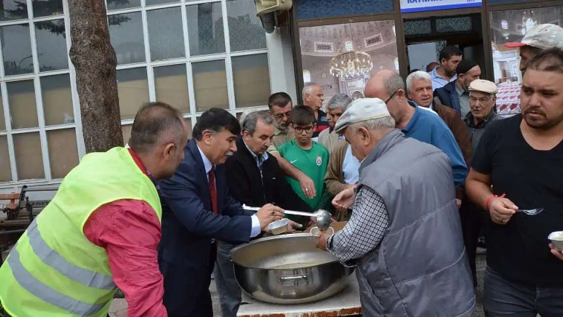 EMETTE   CUMA NAMAZI SONRASI AŞURE İKRAMI