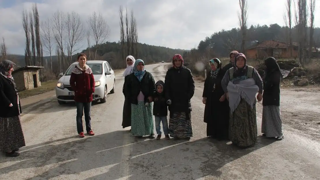 GÜNLÜCELİ KADINLAR YOLU KAPATTI