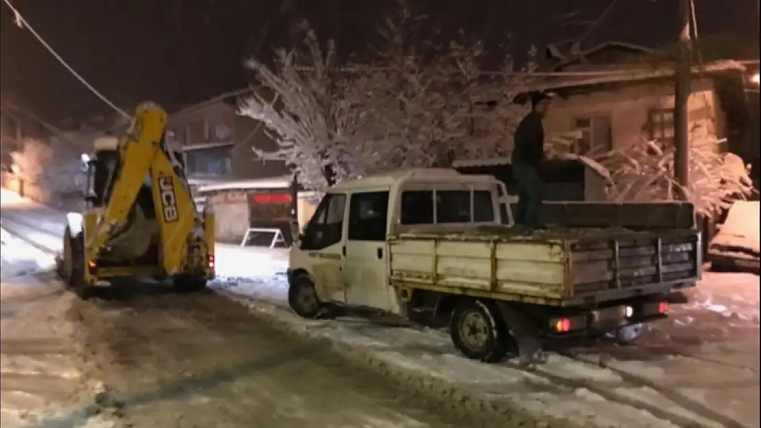 BELEDİYE VE KARAYOLLARINDAN YOĞUN KARLA MÜCADELE videolu