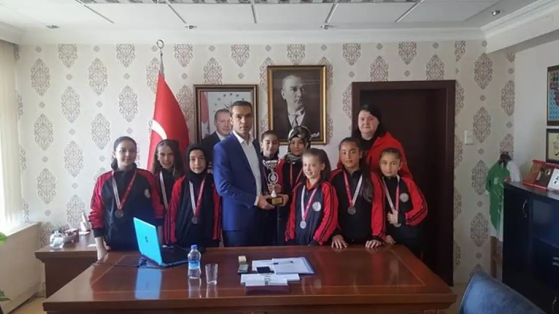 KAYMAKAMDAN BAŞARILI SPORCULARA ÖDÜL