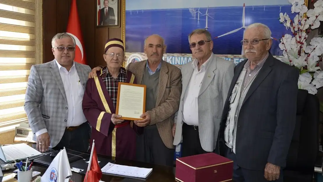 YILIN AHİSİ BİLGİÇ KAFTANINI GİYDİ