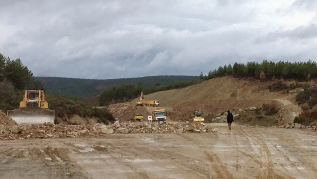 ÇAVDARHİSAR YOLUNDA ÇALIŞMALAR TAM GAZ SÜRÜYOR