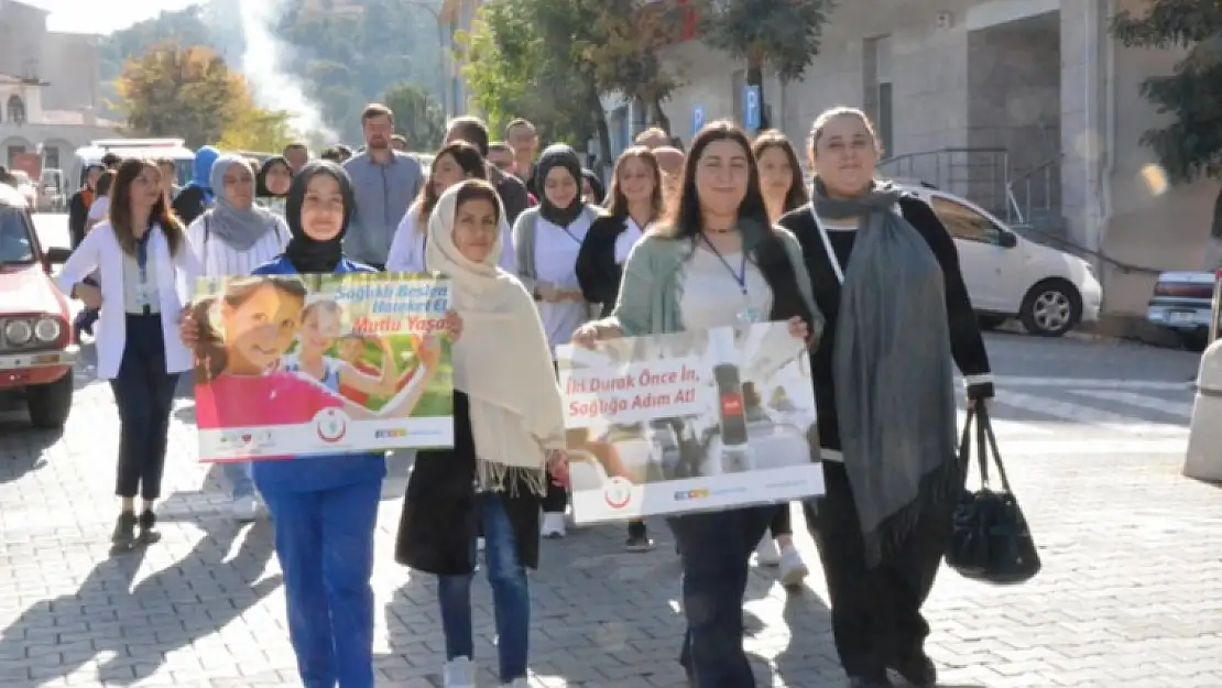 FARKINDALIK İÇİN SAĞLIK ÇALIŞANLARIMIZDAN YÜRÜYÜŞE DEVAM