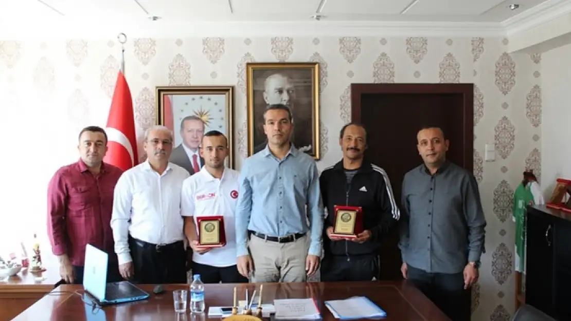 KAYMAKAM ÇİÇEK'TEN TÜRKİYE 3.SÜ TEKVANDOCUYA PLAKET