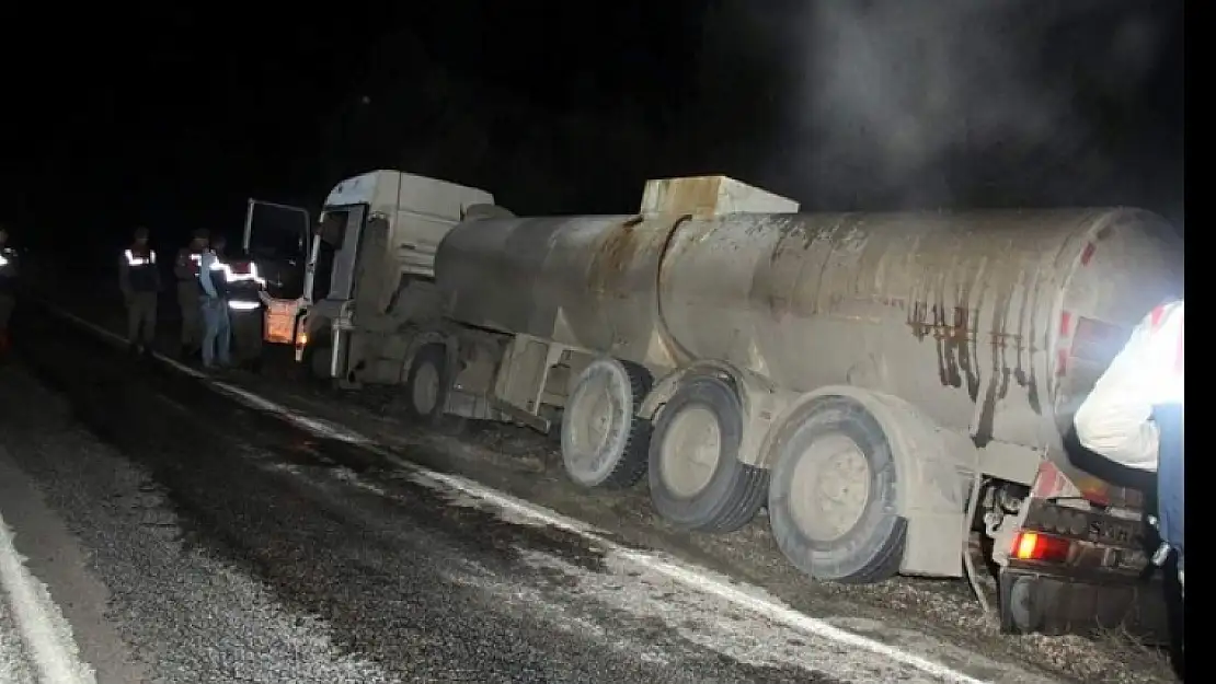 TANKER YOLLARI ASİTLE YIKADI,BİR ARAÇ KAZA YAPTI