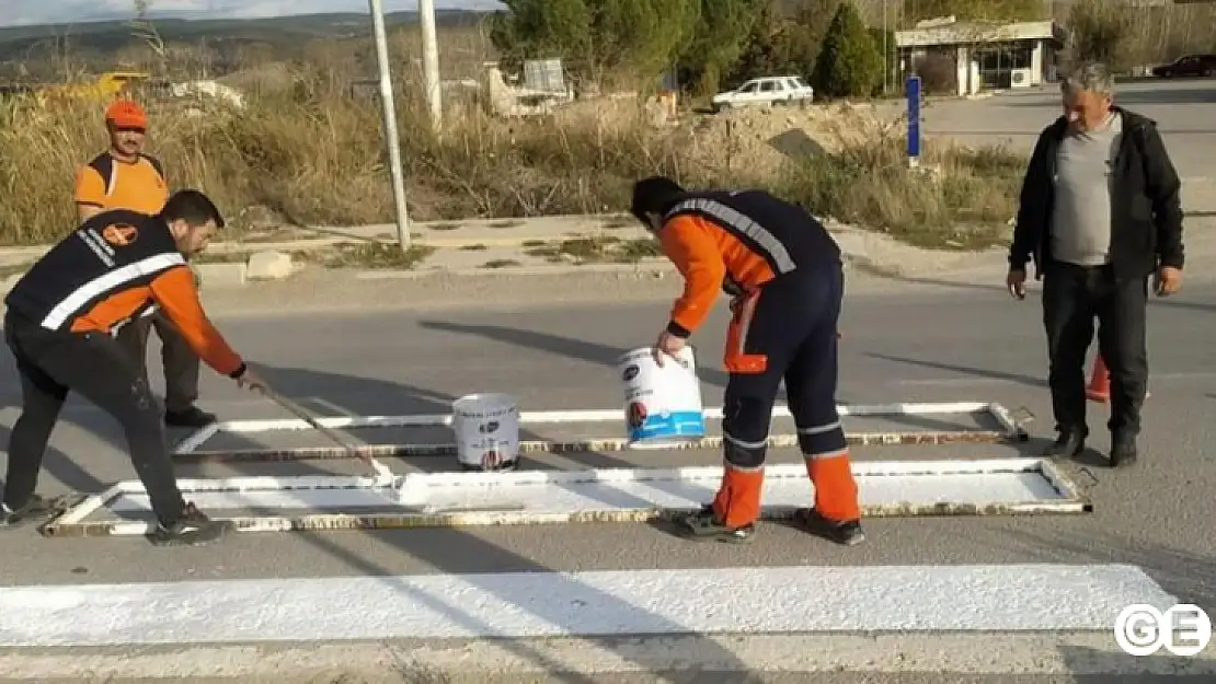 Hisarcık'ta yaya güvenliği için yol boyama çalışması yapıldı