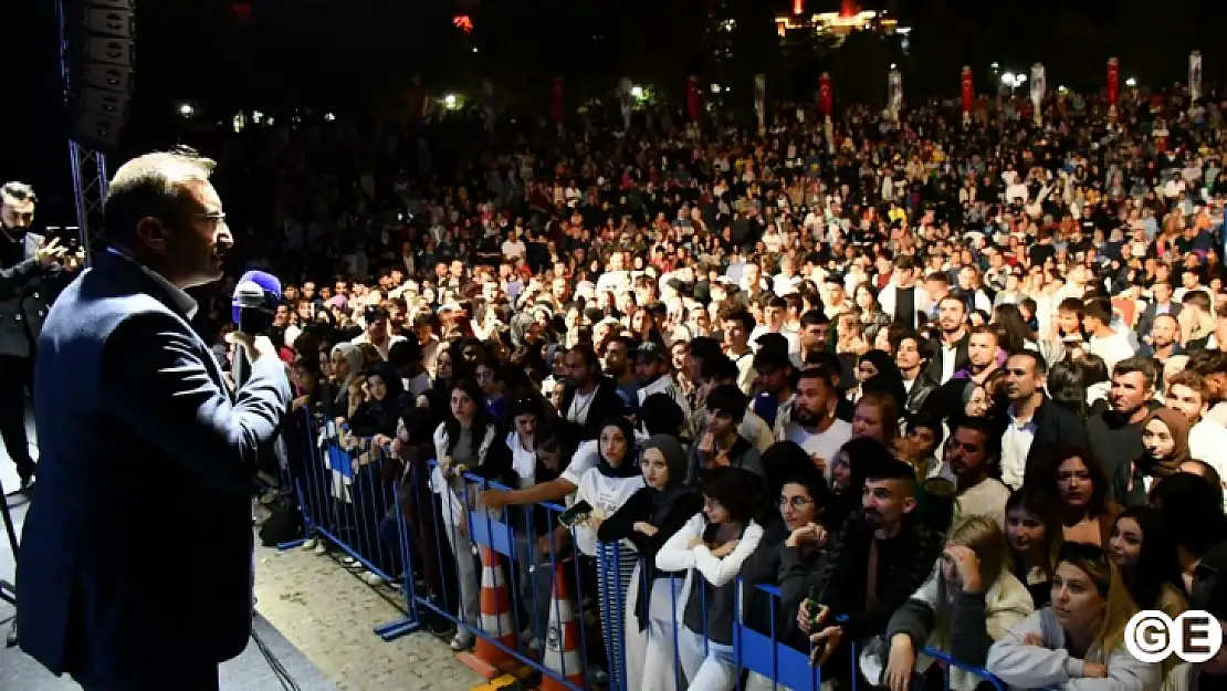 İsmail YK Konserine Emet'te Rekor Katılım