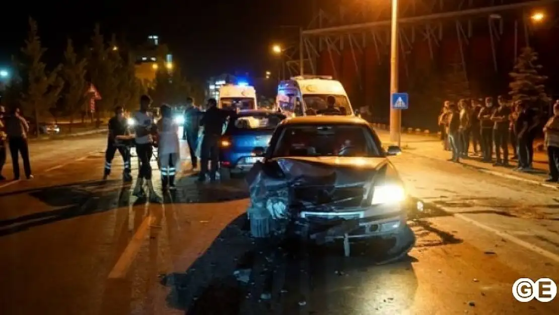 Kütahyada 2 Araba Kaza Yaptı 5 Yaralı