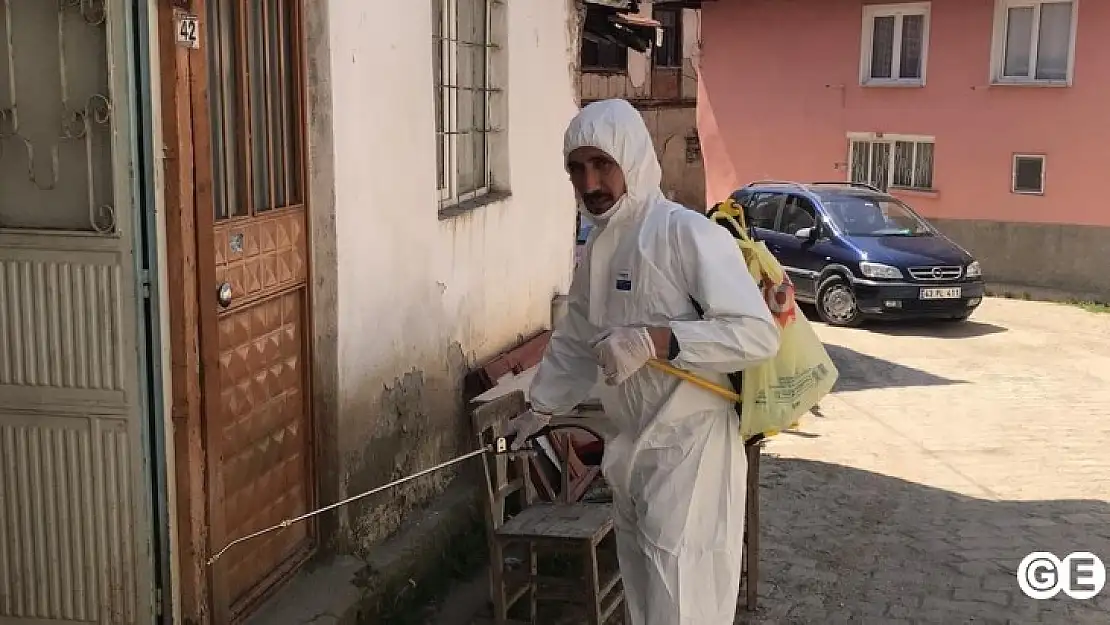 Muhtar Her Haftasonu Mahallesini Dezenfekte Ediyor