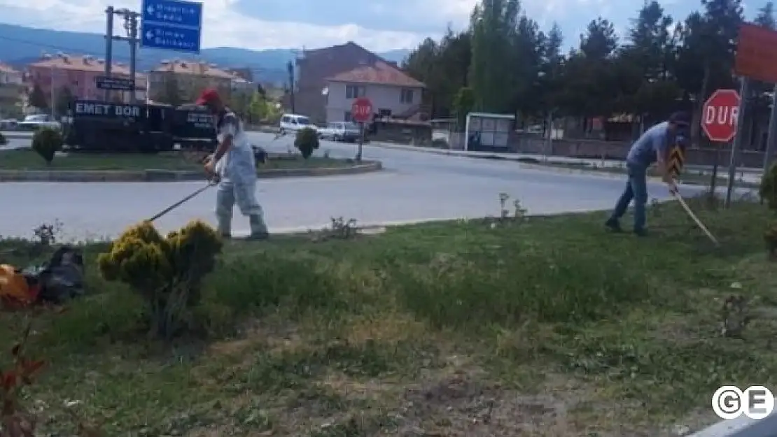 Park Ve Bahçelerde Bakımlar Sürüyor