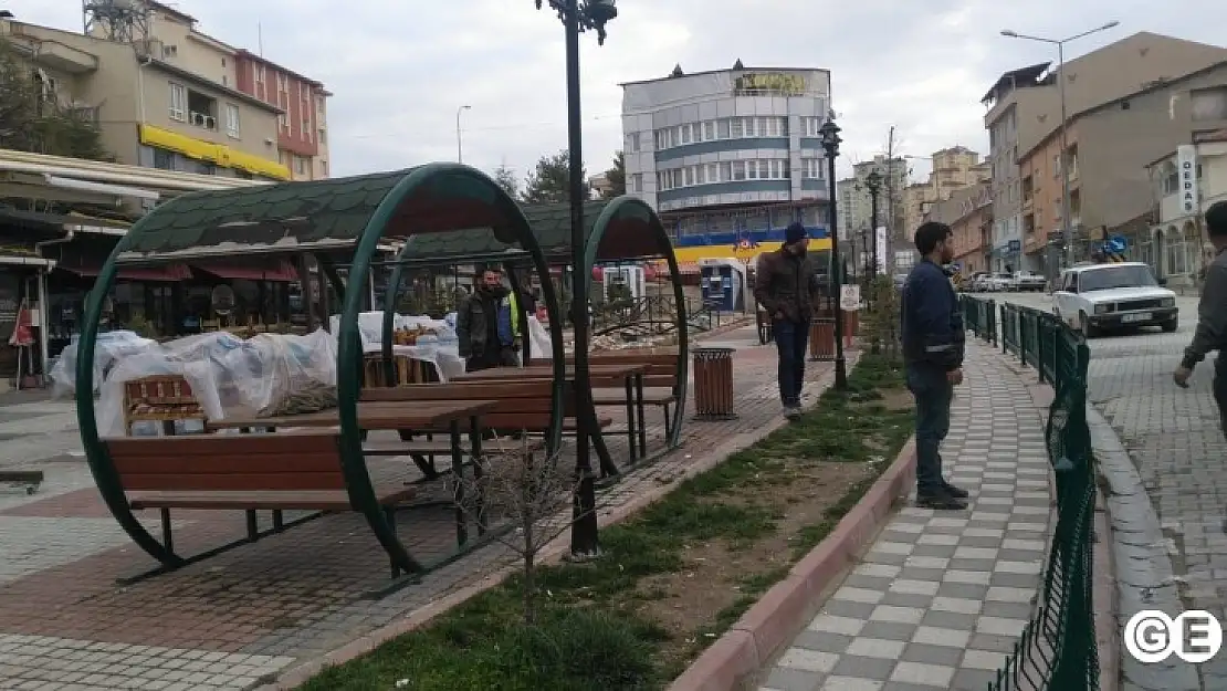 Park ve Bahçelerden Banklar Kaldırıldı