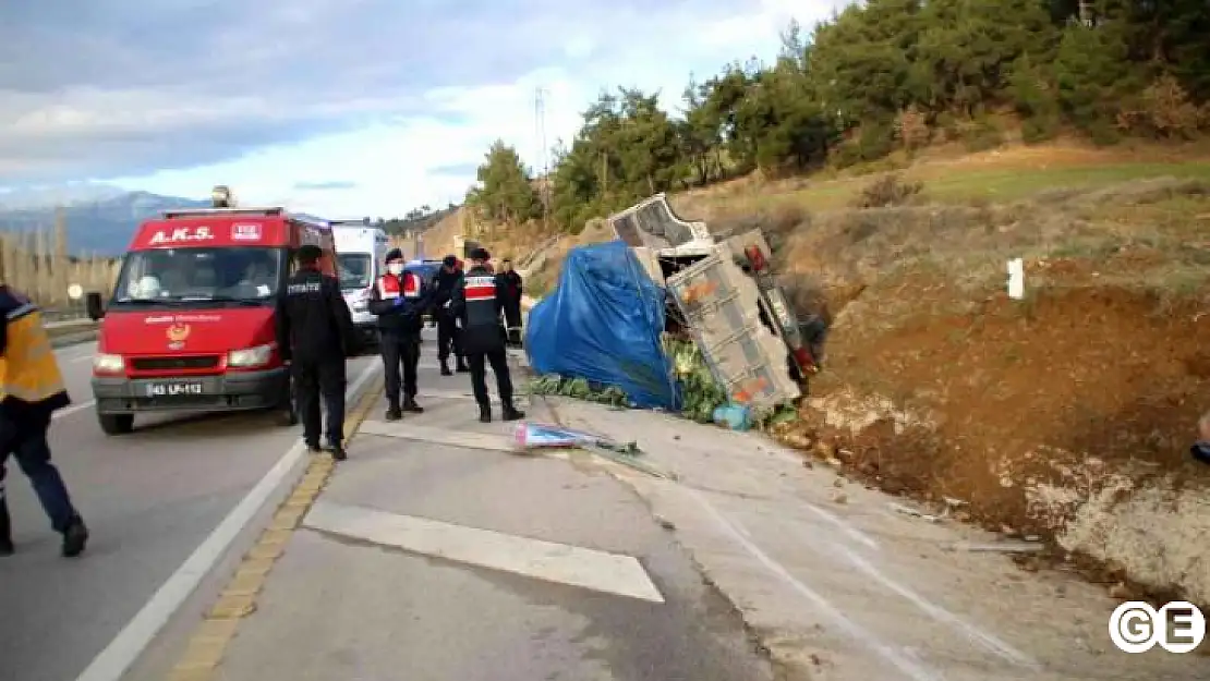 Sebze Yüklü Kamyon Devrildi 1 Ölü