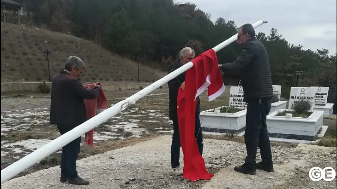 Şehitlerimizin mezarlarında bayrak değişimi