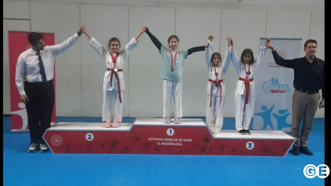 Taekwondo sporcuları ilçeye başarılarla döndüler