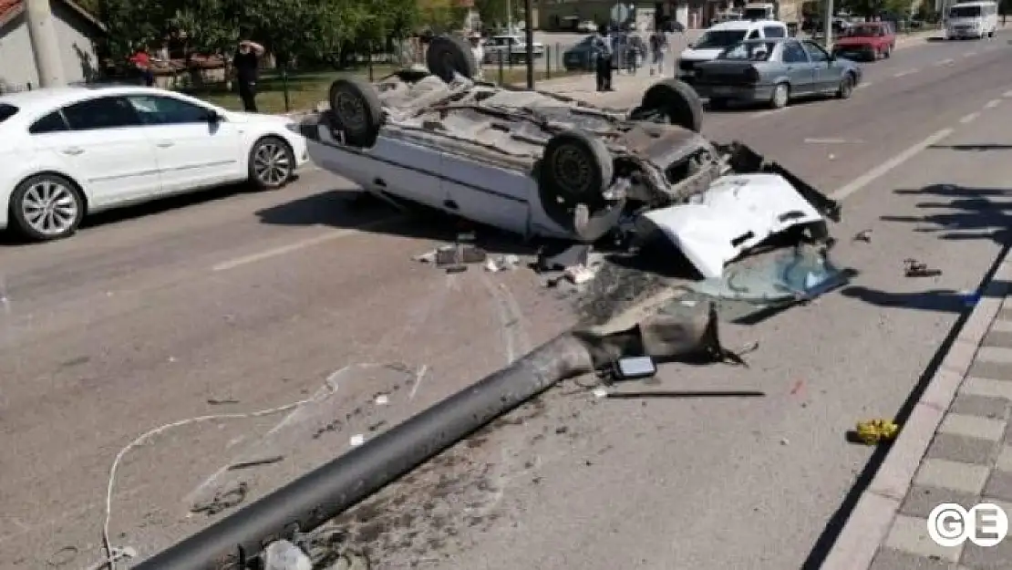 Takla atan otomobildeki 2 kişi yaralandı