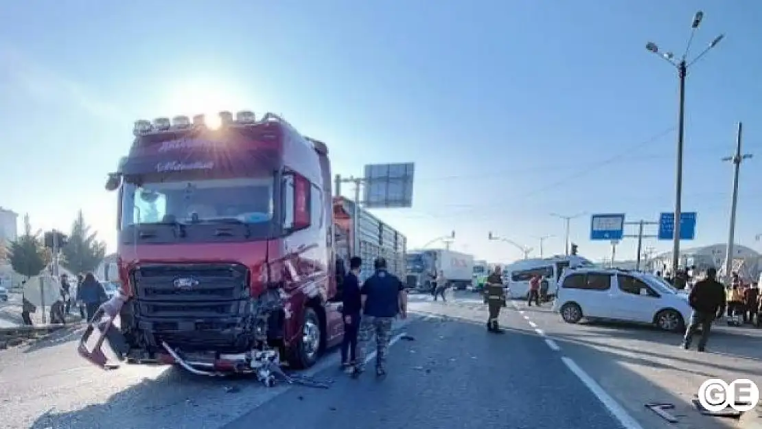 Tır Öğrenci Servisine Çarptı 5 Yaralı