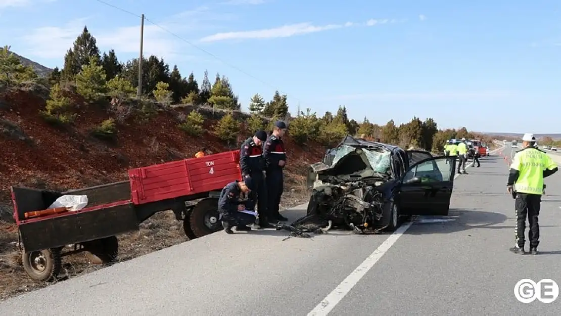 Traktöre Çarpan Sürücü Yaralandı ,Eşi Öldü